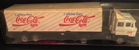 10387-2 € 12,50 coca cola vrachtwagen Caffeine free - coca cola light 22 cm.jpeg